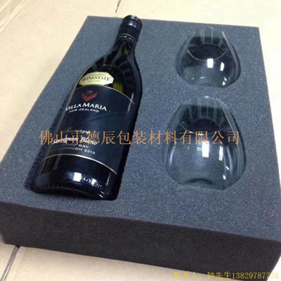 海綿內(nèi)托對各行各業(yè)產(chǎn)品起到絕緣、密封、防震、防塵、填充、隔音、固定，能夠保護包裝產(chǎn)品在運輸過程中安然無恙，起到保護產(chǎn)品的一個作用，同時可以美化產(chǎn)品，提升產(chǎn)品檔次。