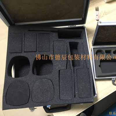 海綿內(nèi)托對各行各業(yè)產(chǎn)品起到絕緣、密封、防震、防塵、填充、隔音、固定，能夠保護包裝產(chǎn)品在運輸過程中安然無恙，起到保護產(chǎn)品的一個作用，同時可以美化產(chǎn)品，提升產(chǎn)品檔次。