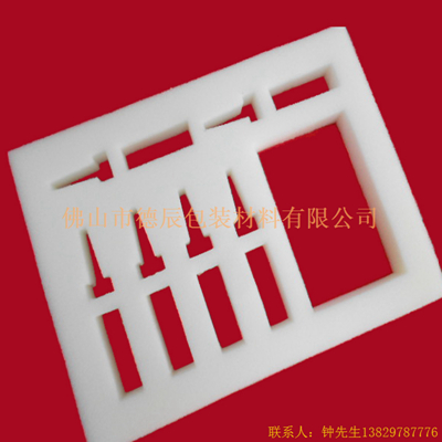 海綿內(nèi)托對各行各業(yè)產(chǎn)品起到絕緣、密封、防震、防塵、填充、隔音、固定，能夠保護包裝產(chǎn)品在運輸過程中安然無恙，起到保護產(chǎn)品的一個作用，同時可以美化產(chǎn)品，提升產(chǎn)品檔次。
