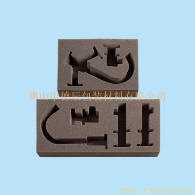 海綿內(nèi)托對各行各業(yè)產(chǎn)品起到絕緣、密封、防震、防塵、填充、隔音、固定，能夠保護包裝產(chǎn)品在運輸過程中安然無恙，起到保護產(chǎn)品的一個作用，同時可以美化產(chǎn)品，提升產(chǎn)品檔次。
